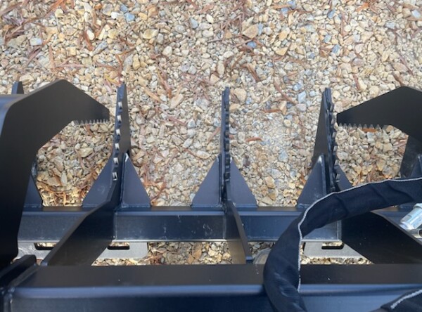 Loflin Compact Tractor Vertical Root Grapple Loflin Compact Tractor Vertical Root Grapple